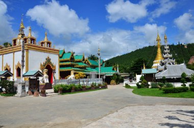 Wat Chong Kham ve Chong Klang tapınağının antik harabeleri Tayland halkı ve yabancı gezginler için maehongson 'da 17 Temmuz 2013' te Mae Hong Son, Tayland 'da dua ederek Buda' yı ziyaret edin.