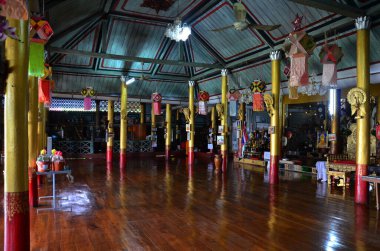 Tai halkı ve yabancı gezginler için Wat Tor Pae tapınağının antik harabe kilisesi 17 Temmuz 2013 'te Tayland' ın başkenti Mae Hong Son 'da bulunan Khun Yuam Bölgesi' nde Buda tanrısına dua ederek ziyaret edin.