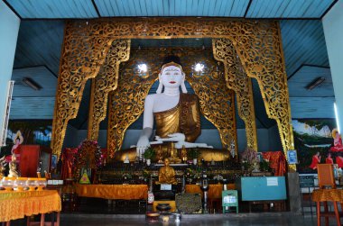 Buda heykeli Wat Chong Kham ve Chong Klang tapınağı tapınağı geçidi. Tayland 'ın başkenti Mae Hong Son' da 17 Temmuz 2013 'te Maehongson' da dua etmek üzere ziyaret edin.