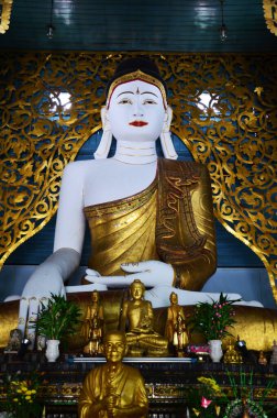 Wat Chong Kham ve Chong Klang Tapınağı 'nın Burma tarzı güzel Buda heykeli Tayland' ın Mae Hong Son şehrinde, Mae Hong Son 'a dua ederek seyahat eden Tayland halkı ve yabancı gezginler için tapınak.