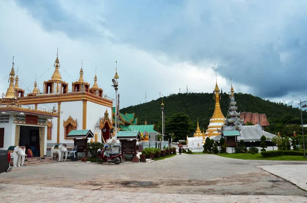 タイの人々と外国人旅行者のためのワットチョン カムとチョン クラン寺院塔の古代遺跡の建物は タイのメーホンソンで2013年7月17日にメーホンソンで仏を祈る尊敬を訪問します — ストック写真