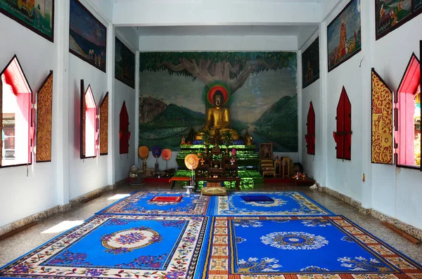タイの人々と外国人旅行者のためのワット トール パエ寺院塔の古代遺跡ウボソット教会は タイのメーホンソンで2013年7月17日にクンユアム地区で仏神を祈る尊敬を訪問します — ストック写真