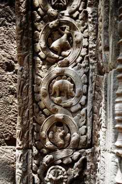 Kamboçyalı insanlar için Angkor Thom Wat 'ın Antik Brahma Tapınağı' nın duvarına Prasat Ta Prohm 'daki heykel oymacılığı hikayesi Siem Reap, Kamboçya' daki Siemreap şehrini yabancı gezginler ziyaret ediyor.