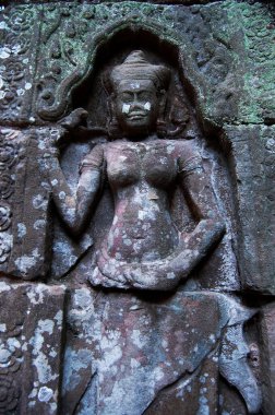 Heykel heykeli apsaras ya da apsaras melek tanrısı bulutların kadın ruhu ve muhteşem dans sanatı Prasat Ta Prohm 'da ya da Angkor Thom Wat Tapınağı Siem Reap, Kamboçya' da