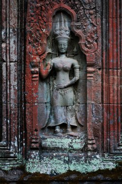 Heykel heykeli apsaras ya da apsaras melek tanrısı bulutların kadın ruhu ve muhteşem dans sanatı Prasat Ta Prohm 'da ya da Angkor Thom Wat Tapınağı Siem Reap, Kamboçya' da
