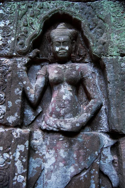 柬埔寨暹粒Angkor Thom Wat的Prasat Prohm或Ancestor Brahma神庙的雕塑雕刻人像Apsaras或Apsara天使神仙云水的女性精神和高超的舞蹈艺术 — 图库照片