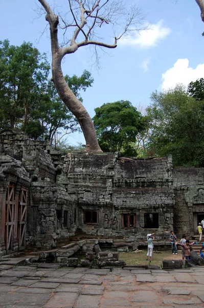柬埔寨吴哥窟 Angkor Wat 的Prasat Prohm或Ancestor Brahma古建筑 游客前往柬埔寨暹粒吴哥窟拜祭 — 图库照片