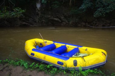 Tayland 'ın başkenti Tak' ta yabancı gezginler ve Taylandlılar için Umphang Vahşi Yaşam Sığınağı 'nın Khor Thor Kanalı' nda hareketli su ile dolu beyaz su raftingi.