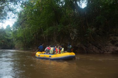 Tayland 'ın başkenti Tak' ta 21 Ocak 2011 'de seyahat eden yabancı turistler için Umphang Vahşi Yaşam Sığınağı' nın Khor Thor Kanalı 'nda hareketli su ile dolu beyaz su raftingi.