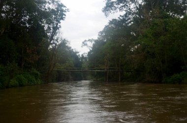 Umphang Vahşi Yaşam Sığınağı 'ndaki Khor Thor Kanalı' nda hızla akan hareketlilik Tayland 'ın Tak kentindeki Umphang şehrinde gezici gezginler ve yabancı gezginler için ziyaret ve yüzme suyu oynuyor.