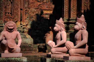 Antik kalıntıları oyan heykel Prasat Banteay Srei ya da Angkor Wat 'ın Banteay Srey Tapınağı Kamboçyalı gezginler için ziyaret için Siem Reap, Kamboçya' daki Angkor Thom 'a saygı duy.