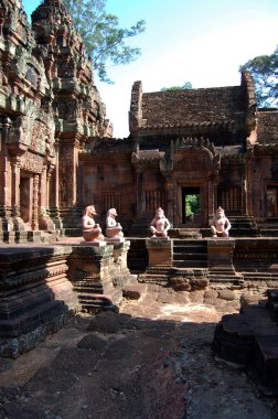 Antik kalıntıları oyan heykel Prasat Banteay Srei ya da Angkor Wat 'ın Banteay Srey Tapınağı Kamboçyalı gezginler için ziyaret için Siem Reap, Kamboçya' daki Angkor Thom 'a saygı duy.