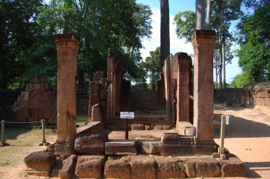 Antik kalıntıları oyan heykel Prasat Banteay Srei ya da Angkor Wat 'ın Banteay Srey Tapınağı Kamboçyalı gezginler için ziyaret için Siem Reap, Kamboçya' daki Angkor Thom 'a saygı duy.