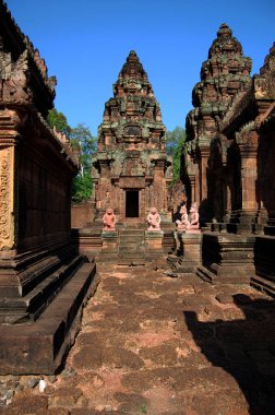Antik kalıntıları oyan heykel Prasat Banteay Srei ya da Angkor Wat 'ın Banteay Srey Tapınağı Kamboçyalı gezginler için ziyaret için Siem Reap, Kamboçya' daki Angkor Thom 'a saygı duy.