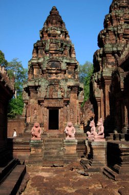 Antik kalıntıları oyan heykel Prasat Banteay Srei ya da Angkor Wat 'ın Banteay Srey Tapınağı Kamboçyalı gezginler için ziyaret için Siem Reap, Kamboçya' daki Angkor Thom 'a saygı duy.