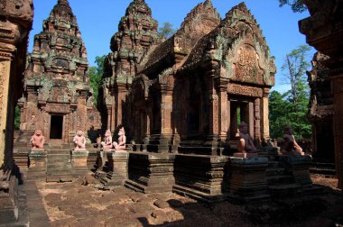 Antik kalıntıları oyan heykel Prasat Banteay Srei ya da Angkor Wat 'ın Banteay Srey Tapınağı Kamboçyalı gezginler için ziyaret için Siem Reap, Kamboçya' daki Angkor Thom 'a saygı duy.