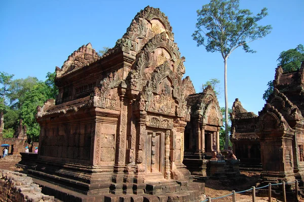 柬埔寨吴哥窟的Prasat Banteay Srei或Banteay Srey古建筑供柬埔寨游客前往柬埔寨暹粒吴哥窟拜祭 — 图库照片