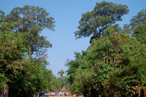 Antik kalıntıları oyan heykel Prasat Banteay Srei ya da Angkor Wat 'ın Banteay Srey Tapınağı Kamboçyalı gezginler için ziyaret için Siem Reap, Kamboçya' daki Angkor Thom 'a saygı duy.