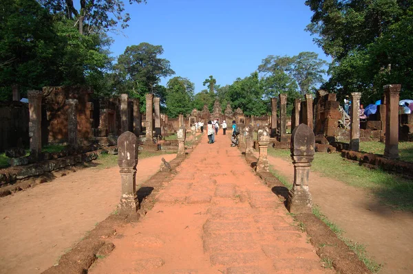 古代遺跡を彫刻古代の建物を彫刻プラサート バンテアイ スレイまたはバンテイ スレイカンボジアの人々のためのアンコールワットの寺院カンボジアのシェムリアップでアンコールトムでの敬意の祈りを訪問旅行 — ストック写真