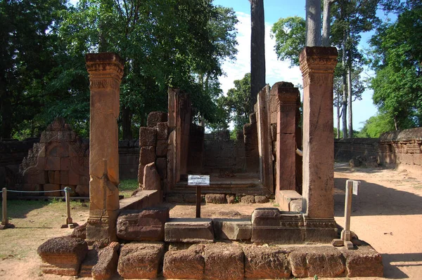 古代遺跡を彫刻古代の建物を彫刻プラサート バンテアイ スレイまたはバンテイ スレイカンボジアの人々のためのアンコールワットの寺院カンボジアのシェムリアップでアンコールトムでの敬意の祈りを訪問旅行 — ストック写真