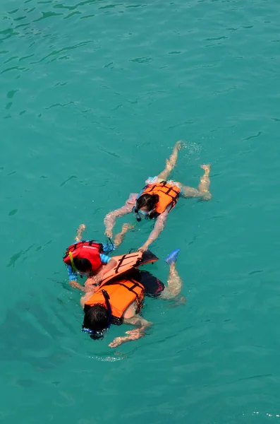 Ταϊλανδοί Και Ξένοι Ταξιδιώτες Ταξιδεύουν Επίσκεψη Κολύμπι Και Ψαροντούφεκο Καταδύσεις — Φωτογραφία Αρχείου