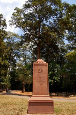 Angkor 'un antik harabelerindeki taş direği unesco Angkor dünya mirası Angkor Thom Wat İmparatorluğu kalesi Khmer Kalesi. Kamboçya' nın Siem Reap kentindeki gezginler için en büyük dini tapınak kompleksi.