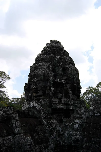 カンボジアの人々や旅行者のためのプラサート バイヨン城やジャヤギリブラマ寺院の古代遺跡アンティークの建物を彫刻する彫刻は シェムリアップ カンボジアのアンコールトムワットで敬意を祈る訪問 — ストック写真