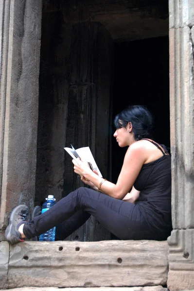 Mulheres Estrangeiras Viajantes Viagem Visita Retrato Posando Sentado Relaxar Descansar — Fotografia de Stock