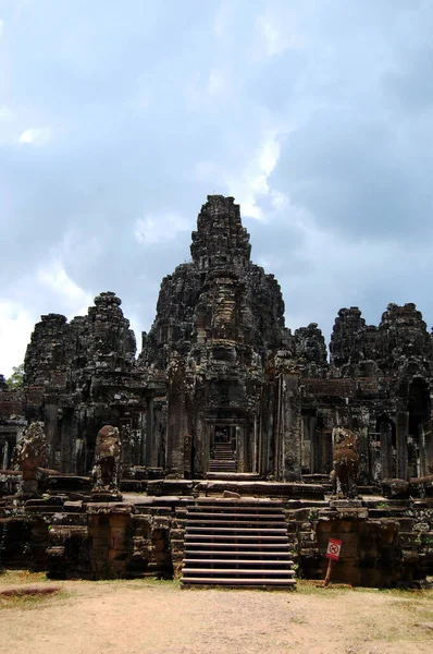 柬埔寨人民的Prasat Bayon城堡或Jayagiri Brahma寺古建筑的雕塑雕刻和游客参观柬埔寨暹粒吴哥窟祈祷 — 图库照片