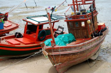 Tayland yerel ahşap küçük balıkçı teknesi Tayland Körfezi 'ndeki Ko Sichang adasında yüzer ve gece vakti Tayland' ın Chonburi kentindeki Sriracha şehrinde balık ve deniz yaşamını yakalamak için bekler.