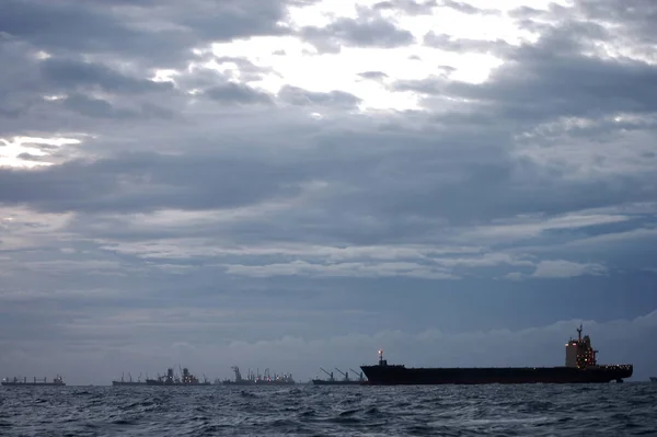 Nákladní Loď Plovoucí Oceánu Čeká Fronta Přesun Zboží Zatímco Deštivá — Stock fotografie