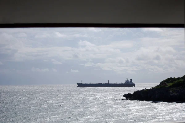 Nákladní Loď Plovoucí Oceánu Čeká Fronta Přesun Zboží Zatímco Deštivá — Stock fotografie