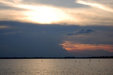 Kamboçyalı gezginler için Batı Baray ya da Baray Teuk Thla 'nın en büyük rezervuarının deniz manzarasına bakın. Gün batımında şafak vakti Siem Reap, Kamboçya' daki Angkor Thom Wat 'a seyahat edin.