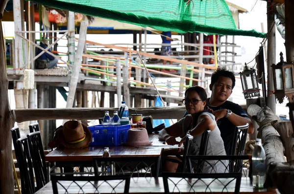 Thajská Rodina Lidé Používají Služby Posezení Jíst Pít Klasické Starožitné — Stock fotografie