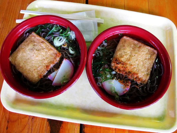 Traditionele Japanse Streetfood Sojabonen Gebakken Top Ramen Heldere Soep Geserveerd — Stockfoto
