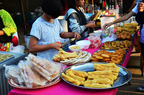 Mujer Tailandesa Vendedor Ambulante Cocina Venta Alimentos Puesto Vendedor Ambulante —  Fotos de Stock