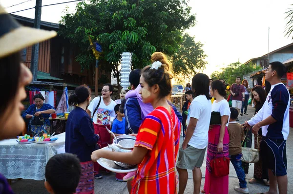 Taylandlılar Yabancı Gezginler Şubat 2014 Kanchanaburi Tayland Sangkhla Buri Şehrinde — Stok fotoğraf