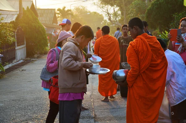 Tradición Thai Limosna Thai Monjes Procesión Caminar Calle Para Pueblo — Foto de Stock