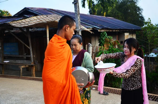 Tradición Thai Limosna Thai Monjes Procesión Caminar Calle Para Pueblo — Foto de Stock