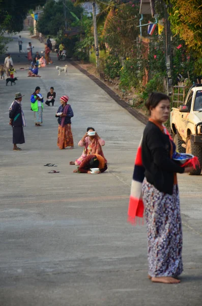 Los Tailandeses Los Viajeros Extranjeros Visitan Esperan Procesión Los Monjes — Foto de Stock