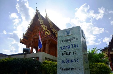 Antik antik harabe Wat Nong Luang tapınağı Tayland halkı ve yabancı gezginler için ziyaret ve dua eden Buda tanrısı meleği Umphang şehrinde 21 Ocak 2011 'de Tak, Tayland' da
