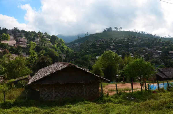 集合的センター調整と難民キャンプの家の丘の谷の村バーン ウンピエムと家タイのタックにあるPhop Pra地区の山と森のミャンマーからのカレン難民 — ストック写真