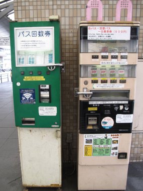  Japonlar için antika antika antika eski otomatikler otomatikman bilet satışı ve yurtdışı seyahat otobüsü 11 Temmuz 2015 tarihinde Japonya 'nın Kansai bölgesindeki Kyoto şehrinde seyahat için bilet al.