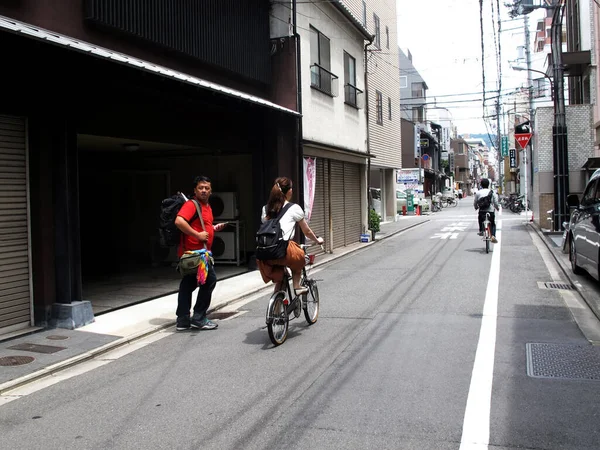 2015年7月11日 京都市祇園区の小さな路地を自転車で歩く日本人の旅行や生活を歩く旅行者タイ人バックパッカー — ストック写真