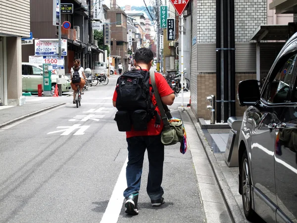 2015年7月11日 京都市祇園区の小さな路地を自転車で歩く日本人の旅行や生活を歩く旅行者タイ人バックパッカー — ストック写真