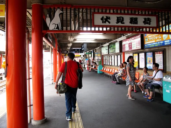 2015年7月11日 関西地方の京都市内の旅行社を訪問するために 伏見の鉄道によるサービス旅行を利用する旅行者タイ人の歩行者と日本人の乗客 — ストック写真