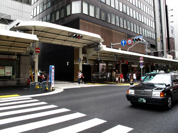 2015年7月11日京都市祇園区の風景や車両の交通路を持つ通りの横の歩道を歩く日本の歩行者の仕事とバスを待っています関西地方 — ストック写真