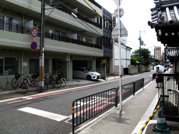 2015年7月11日 京都市内の祇園地区の交通量の多い路地を歩く日本人の生活が住む風景の街並みを見る — ストック写真