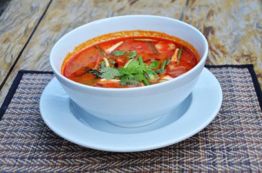 Tayland şefi Tayland 'ın Yengeç Körfezi' ndeki Ao Nang Railay Koyu 'ndaki otel restoranında seramik kasede servis edilen baharatlı ve ekşi karidesli deniz ürünleri sebzeleri pişirdi.