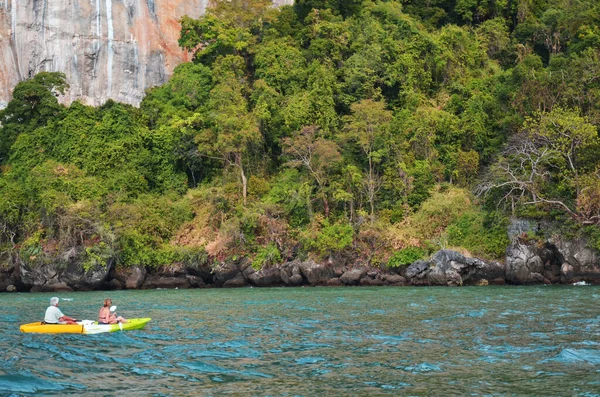 Thai People Foreign Travelers Rowing Canoe Kayak Sea Relax Travel — Stock Photo, Image